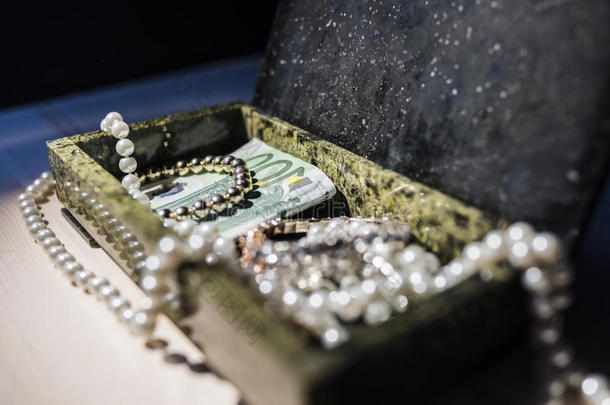 珍珠,金手镯和钱采用一盒
