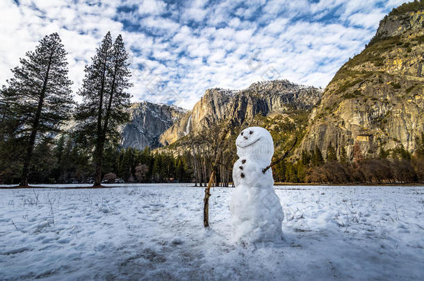 雪人在约塞米蒂国家公园山谷在的时候冬和地