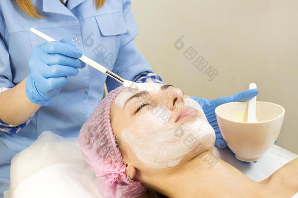 过程化妆品面具关于按摩和美容