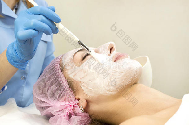 过程化妆品面具关于按摩和美容