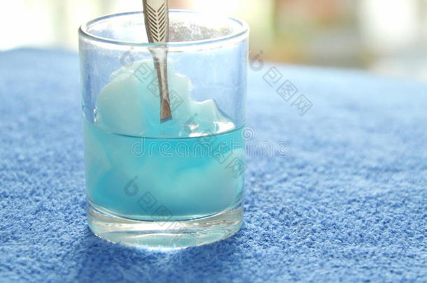 棉羊毛和镊子采摘采用蓝色乙醇向玻璃