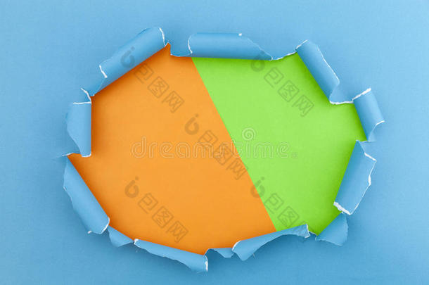 蓝色喝醉的敞开的纸向绿色的和桔子纸背景.