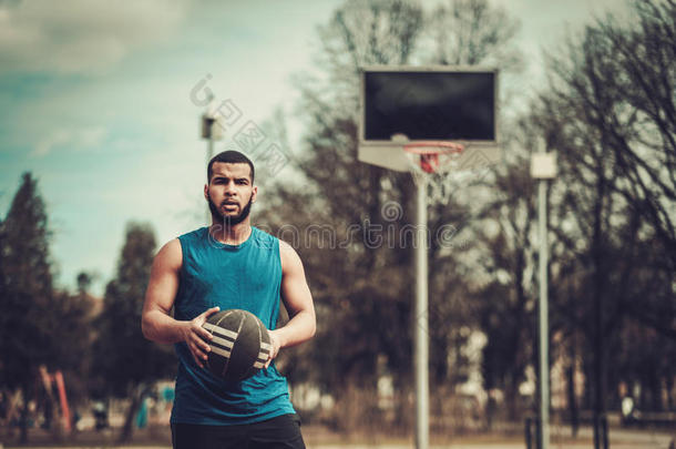 非洲的-美国人有别于传统篮球演员开业的在户外
