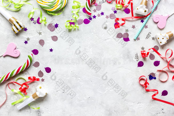 有色的社交聚会糖果和五彩纸屑向st向e背景顶看法英语字母表的第13个字母