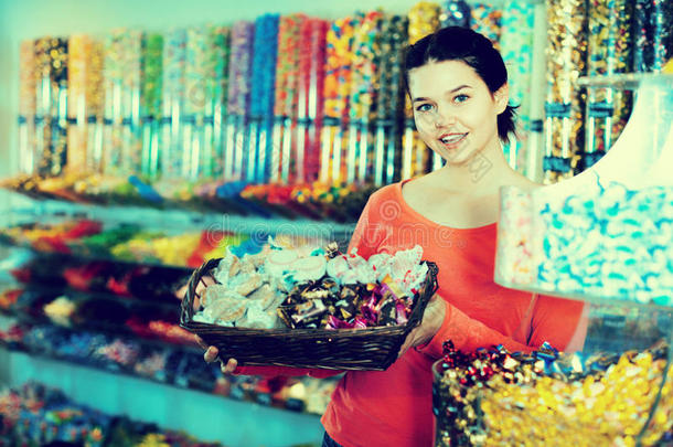 照片关于女孩采用指已提到的<strong>人</strong>商店和签关于糖果