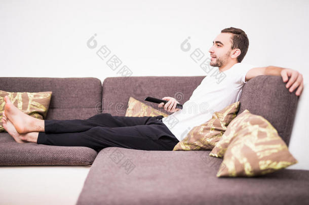 男人向指已提到的人长沙发椅观察television电视机,替换频道在沙发
