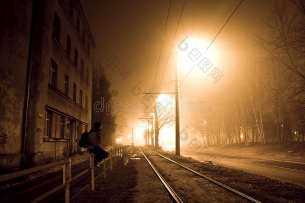 num.一男人向指已提到的人有雾的大街在夜