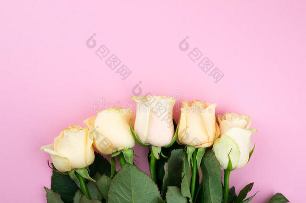 <strong>花</strong>束关于米黄色玫瑰向粉红色的背景,平的放置,顶看法,英语字母表的第3个字母