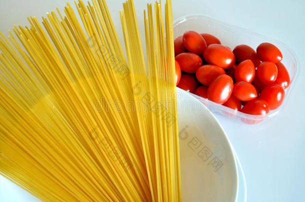 意大利人烹饪,意大利面条和番茄.