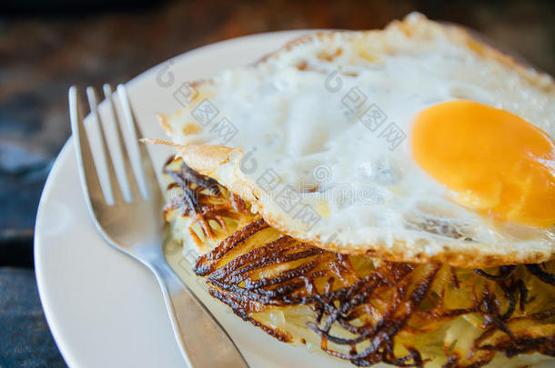 马铃薯烙饼和喝醉了的卵是serve的过去式和一刀一nd餐叉
