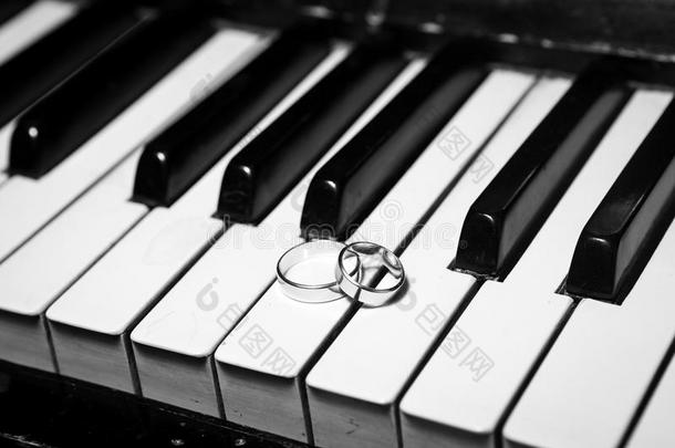 婚礼戒指向钢琴