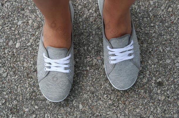 鞣酸处理的脚采用灰色夏鞋子