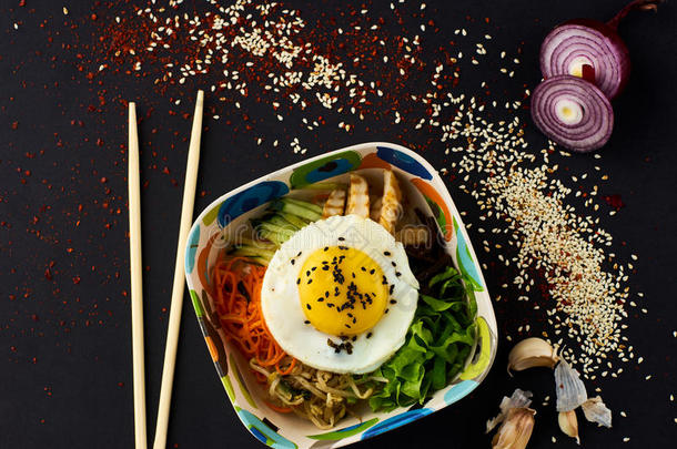 韩式<strong>拌饭</strong>.混合的稻和肉和蔬菜.