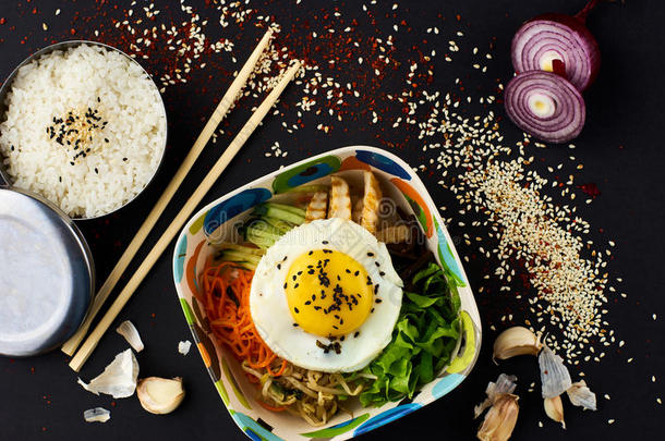 韩式<strong>拌饭</strong>.混合的稻和肉和蔬菜.