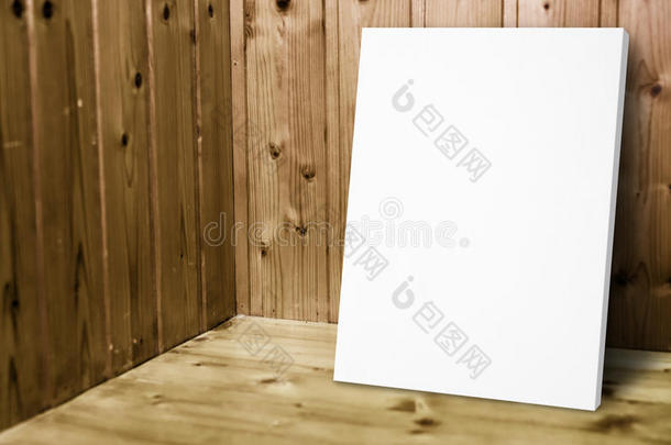 空白的白色的海报倾向在木制的墙采用木板木材房间,鹿皮鞋