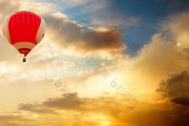 热的天空气球飞行的越过金色的日落天
