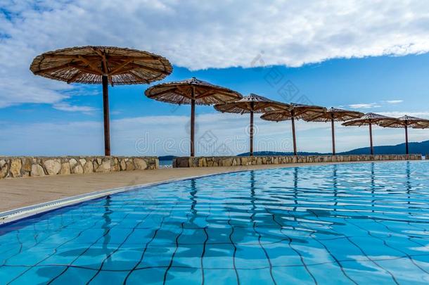 克罗地亚人游泳水池和热带的遮阳篷