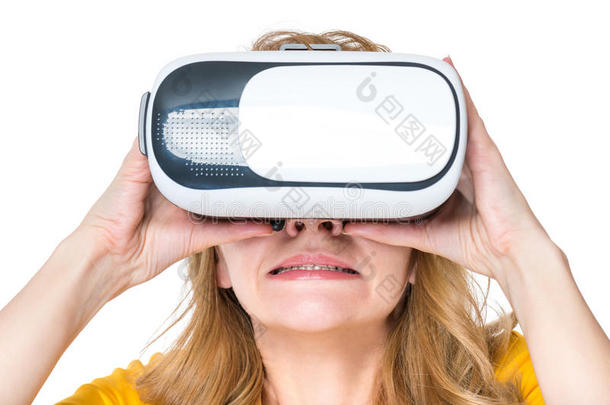 女人采用VirtualReality虚拟现实眼镜