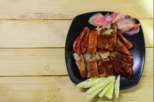 <strong>烤鸭</strong>子和蔬菜采用黑的盘子向木制的背景