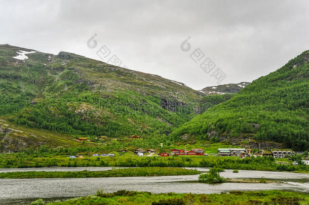 美丽的风景和风景看法关于挪威,绿色的风景关于