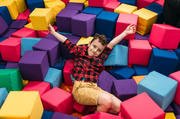 小的男孩所有乐趣和软的富有色彩的立方形的东西