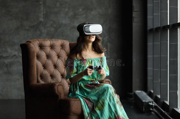 新的现实是（be的三单形式在这里英俊的年幼的女人采用VirtualReality虚拟现实戴在头上的耳机或听筒,指已提到的人Vir