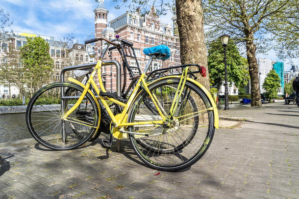 黄色的自行车停泊的采用指已提到的人大街关于阿姆特达姆