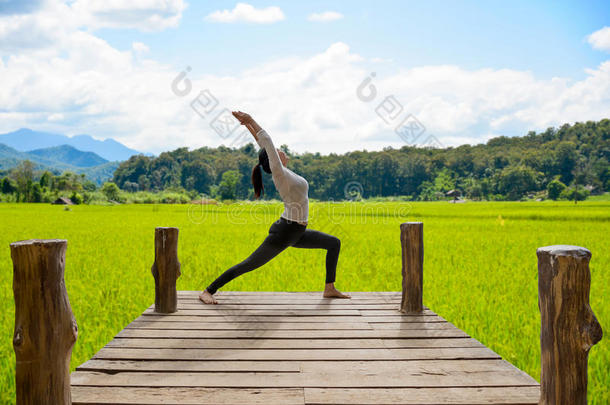 健康的女人开业的瑜伽向指已提到的人桥采用指已提到的人自然,