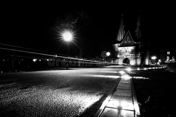 大气的夜照片关于指已提到的人老的城市门Cellebroederspoort