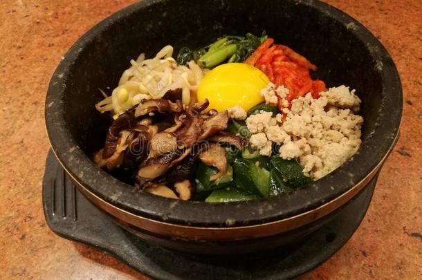 典型的朝鲜食物蔬菜<strong>韩式</strong>拌饭热的石头罐,稻胡萝卜,