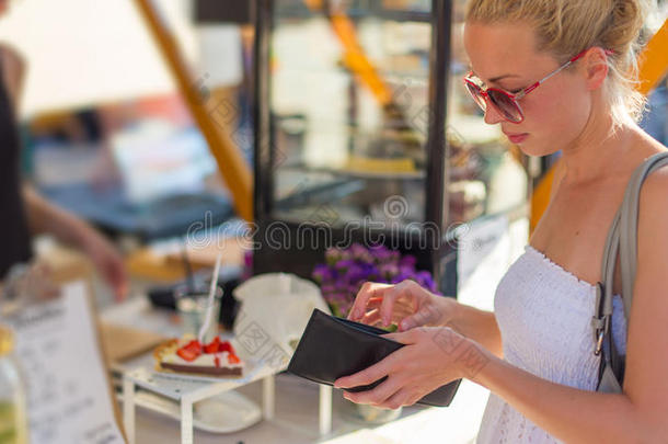 女人购买餐在大街食物节日.
