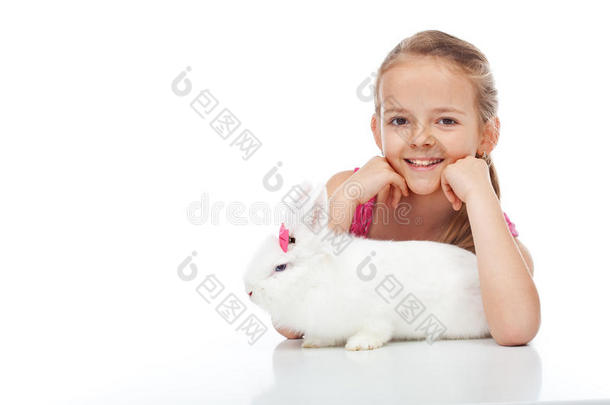 幸福的年幼的女孩和她脾气坏的白色的兔子