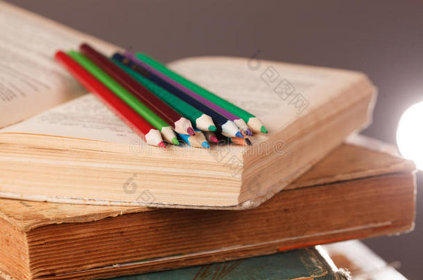 有色的铅笔向指已提到的人敞开的书.