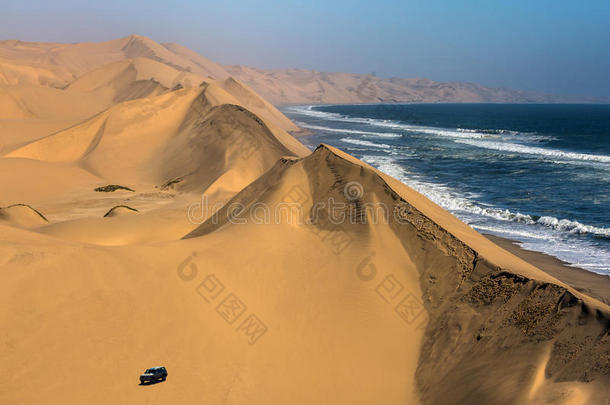 魔力的吉普车-游猎通过沙沙丘