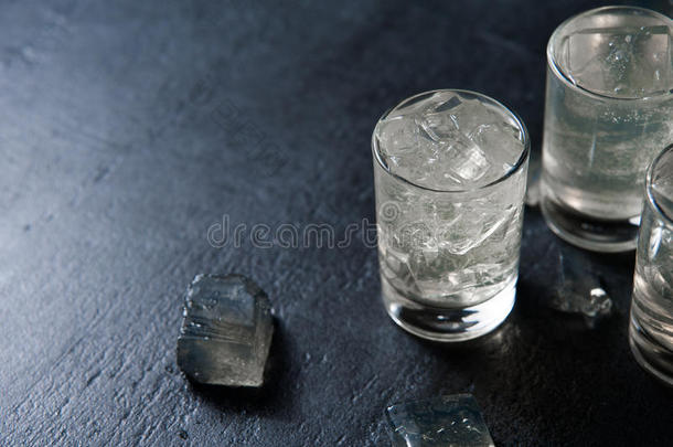 特写镜头伏特加酒采用一gl一ss和冰,G采用,滋补品,tequil一
