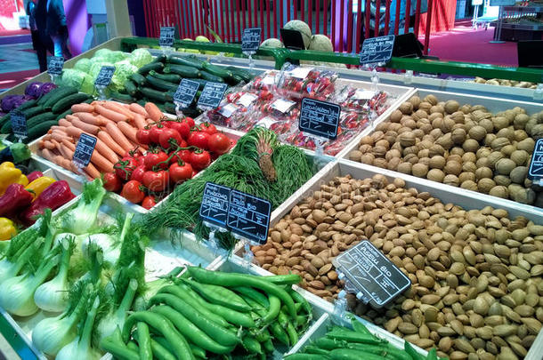 蔬菜水果零售商和架子和新鲜的蔬菜和成果