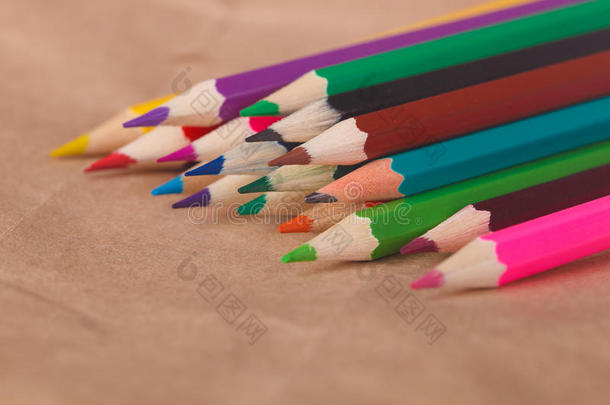 线条关于有色的铅笔.