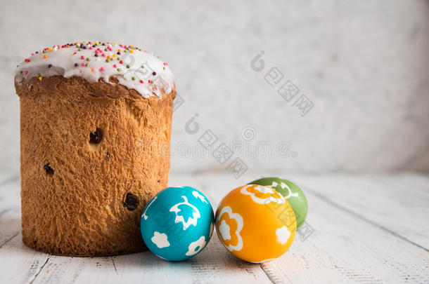 复活节蛋糕和有色的卵