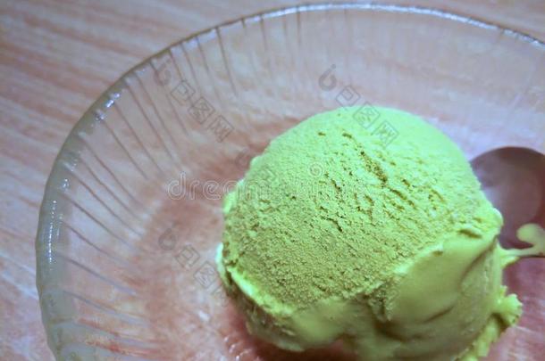 绿色的茶水冰乳霜铲采用玻璃碗和勺为冰乳霜