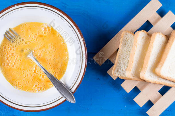 平的放置混合的卵和干杯面包为法国的干杯