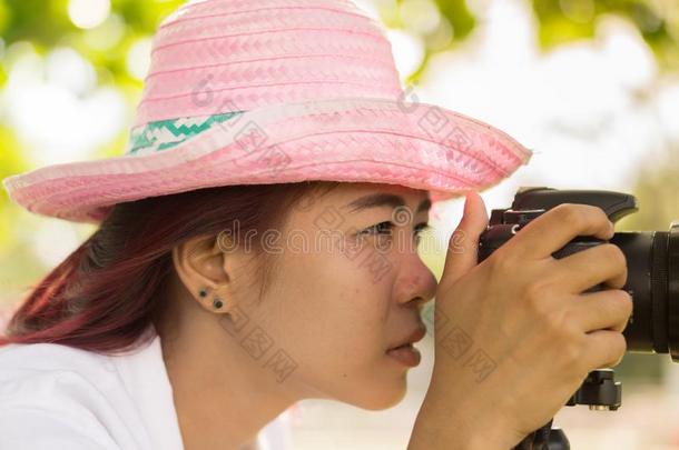 亚洲人青少年是（be的三单形式一业余爱好者摄影师开业的摄影.