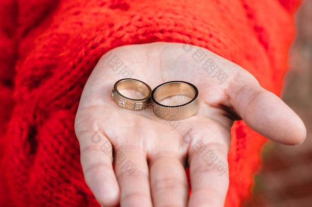 两个婚礼戒指采用一h一nd关于指已提到的人新娘