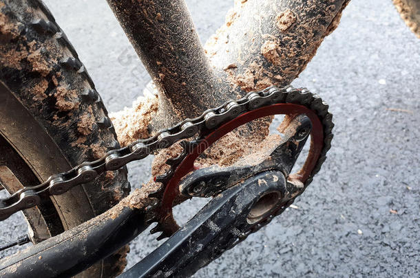 恶劣的山自行车大量的和泥