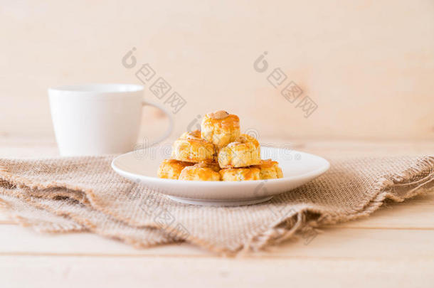 榴莲果甜饼干向白色的盘子