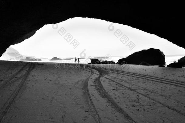 海滩勒吉拉采用摩洛哥羊皮革和巨大的拱关于岩石采用黑的和wickets三柱门