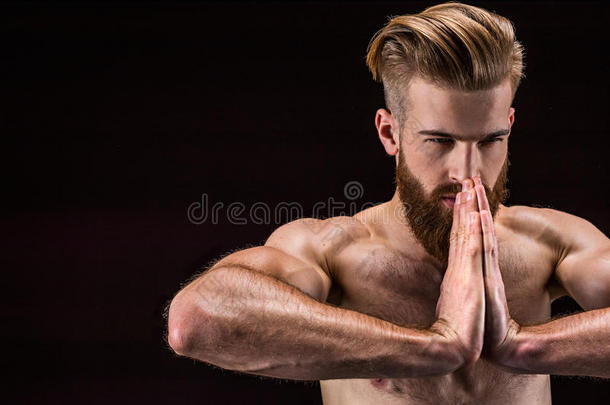 男人采用瑜伽使摆姿势和合十礼手势采用消遣瑜伽班级