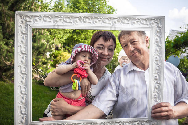 幸福的家庭肖像关于欢乐的祖父和他的女儿