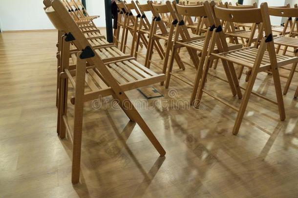 台词关于木制的椅子事先准备好的为观众