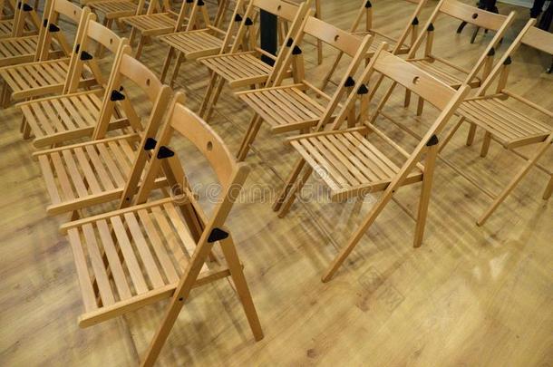 台词关于木制的椅子事先准备好的为观众