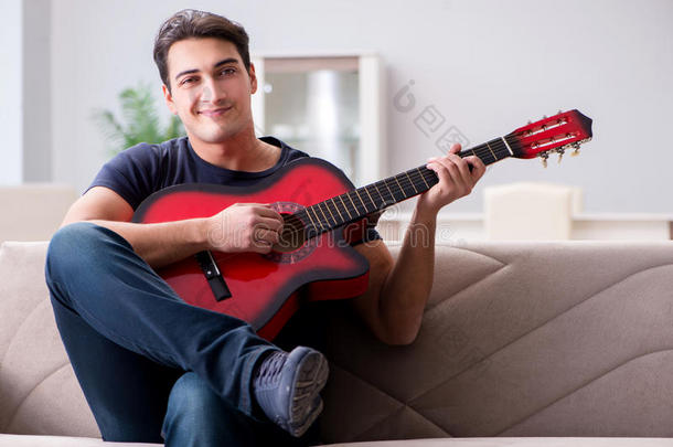 指已提到的人年幼的男人<strong>开业</strong>的演奏吉他在家